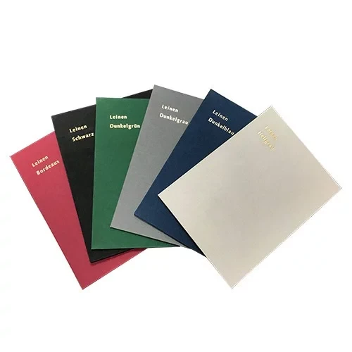 Sechs Hardcover-Muster in Leinenoptik mit Goldprägung, zur Auswahl der Bezugsstoffe für Bucheinbände.
